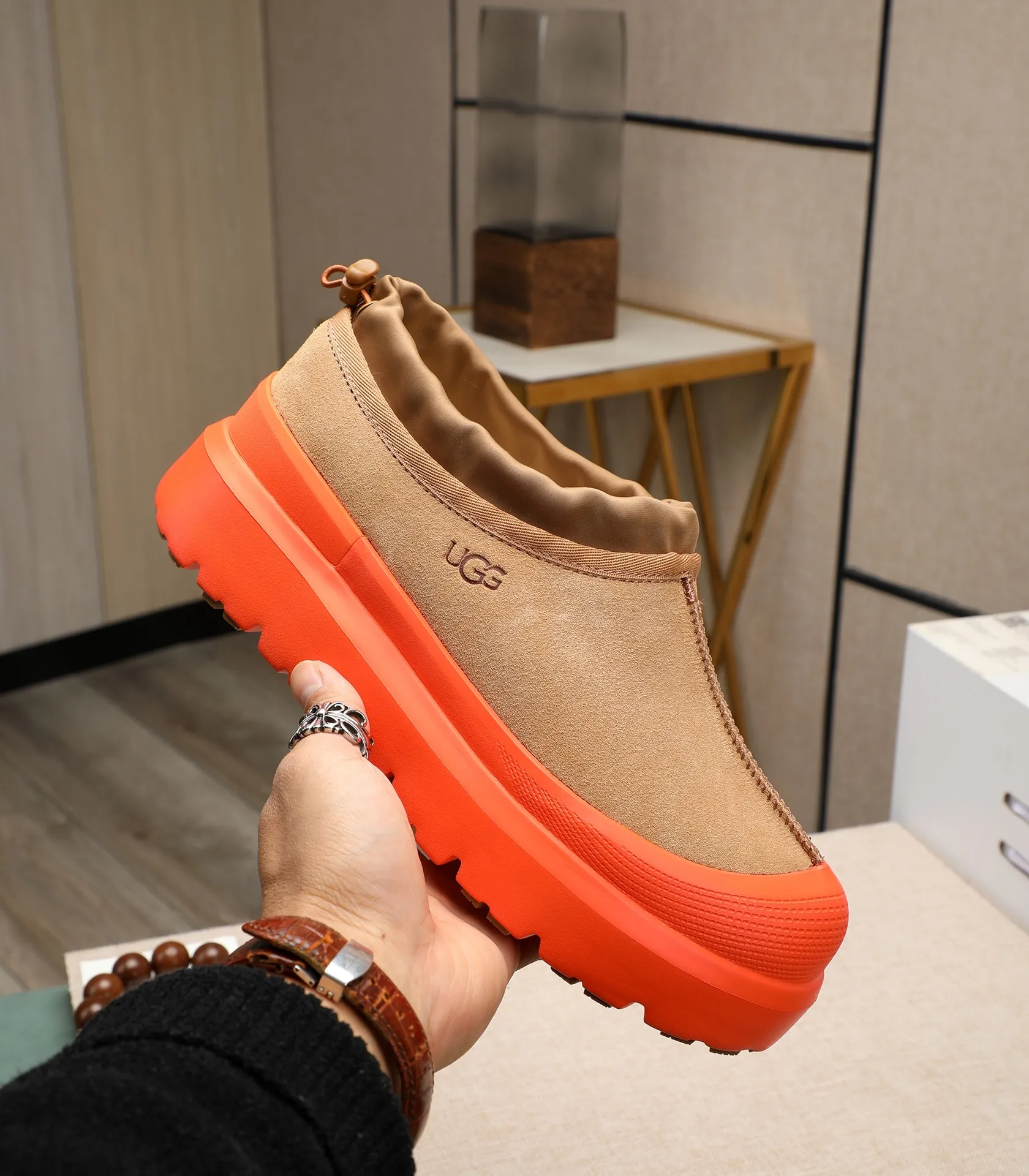 Men's shoes 💰540 (same style for men and women) Please pay attention to the quality of the original order and compare the thickness of the wool 🏮🏮The popular UGG is from Australia's warm luxury brand men's shoes, the official website is synchronized, Beckham men's style..., made of imported first-layer waxed cowhide, waxed toe cap, Australian real wool velvet lining Carefully sewn...Imported rubber Martin boots outsoles (comfortable, soft and wear-resistant). I really like the quality..Exquisite workmanship. You won't be able to put it down at first sight. Sizes 35-44